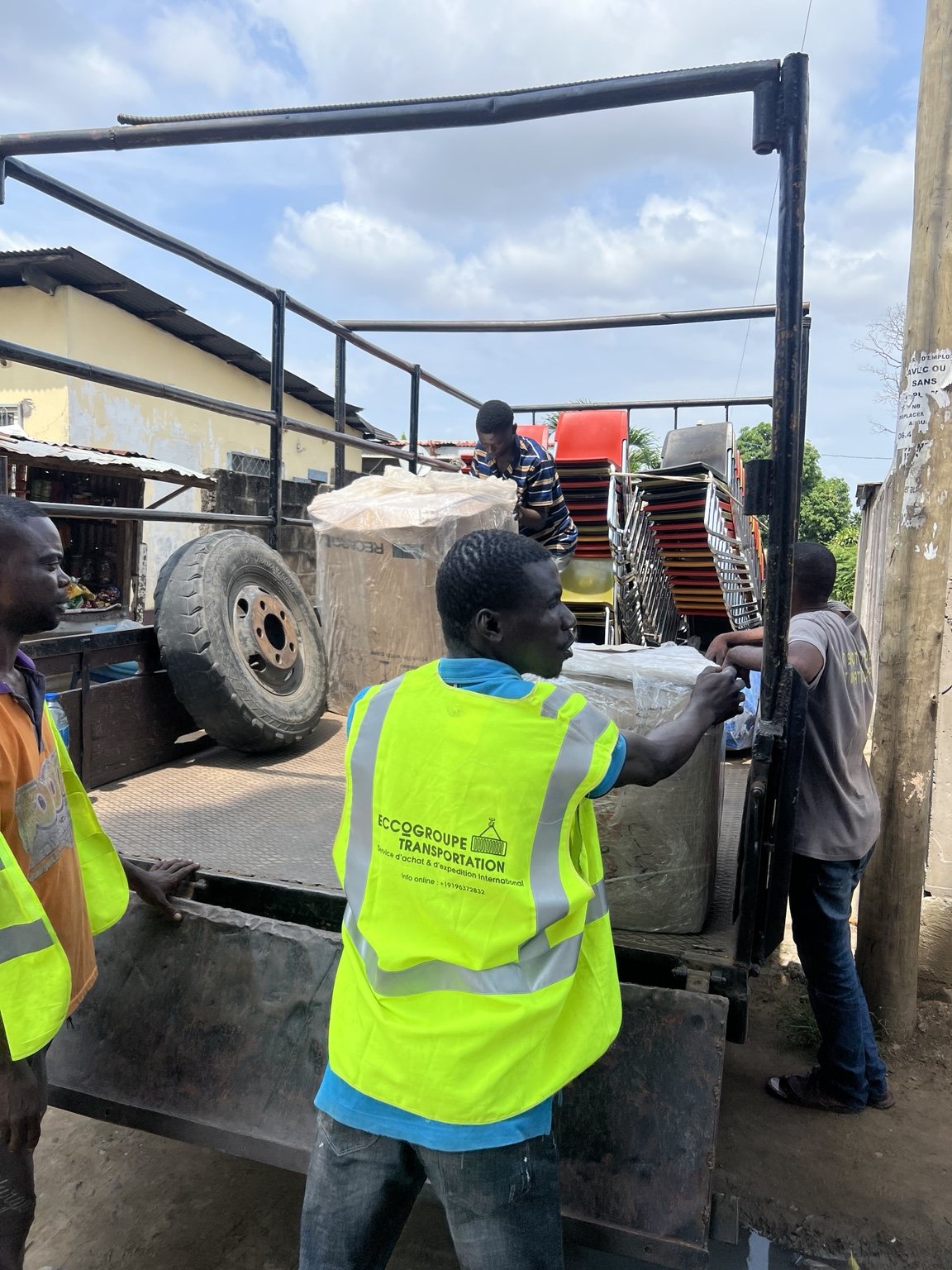 ECCOGROUPE team loading cargo
